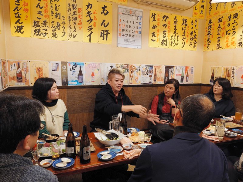 講師と語り合う「夜楽」で、堀江氏（中央）と交流する参加者＝２７日夜、市原市能満の「ろばた焼浜長」
