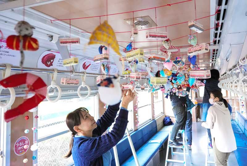 いすみ鉄道の車両に飾り付けられたつるし雛＝大多喜町
