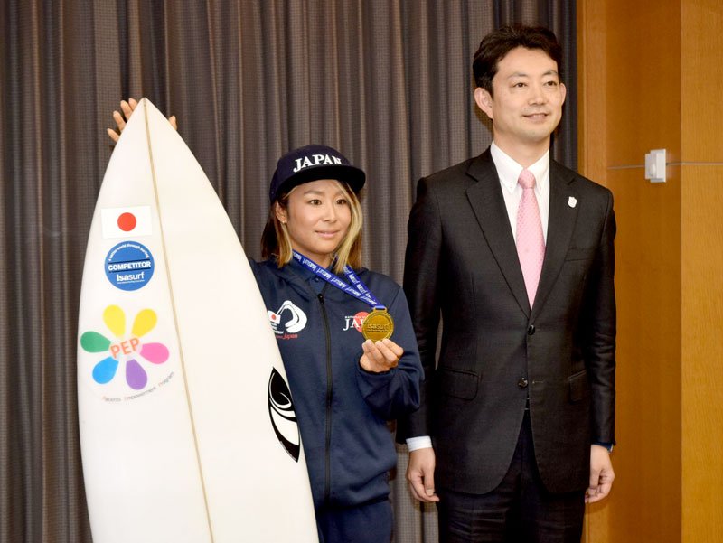 熊谷知事（右）に世界パラサーフィン選手権優勝を報告した池上選手＝県庁