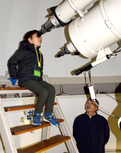 投影と望遠鏡で冬の星空旅行へ　長生村×睦沢町連携イベント　親子ら３０人、観測楽しむ