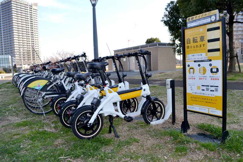 電動バイク型の特定小型原動機付き自転車が置かれている幕張新都心内のステーション＝千葉市美浜区