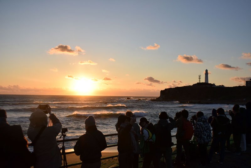 すっかり顔を出し、強い光で一帯を照らす太陽＝１日午前７時ごろ、銚子市
