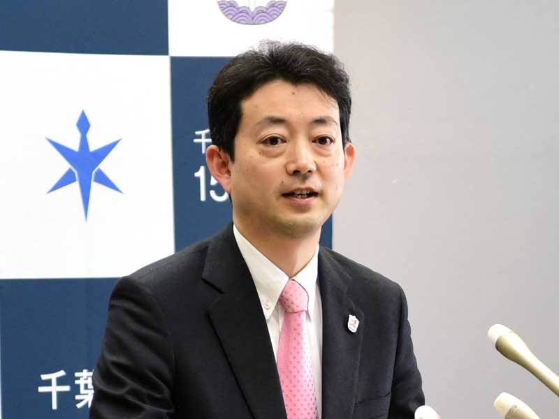 定例記者会見で質問に答える熊谷知事＝８日、千葉県庁