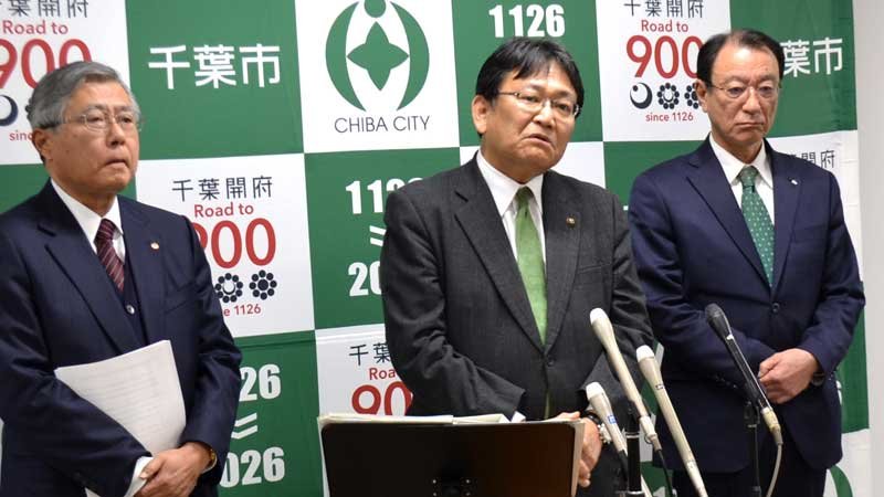 ＪＲ千葉支社への要望書提出後に報道陣の取材に応じる（左から）佐久間会長、神谷市長、馬淵町長＝９日、千葉市役所