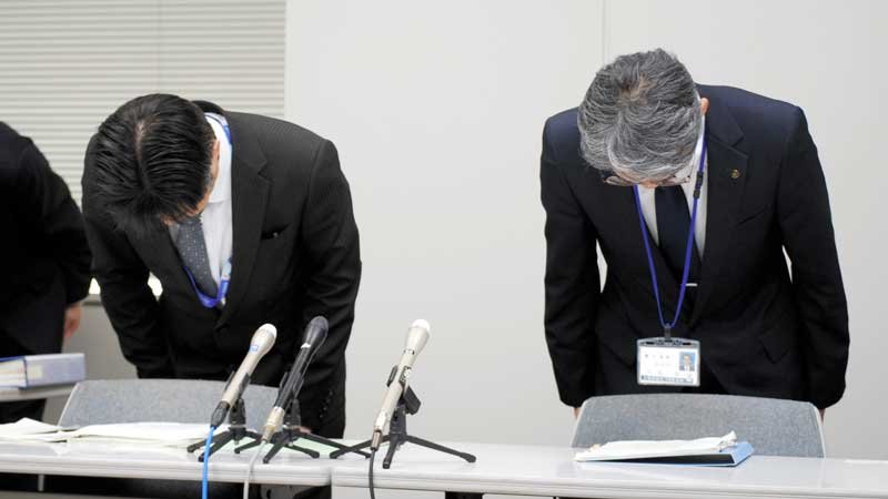 謝罪する千葉県病院局の川島智副病院局長（右）＝９日午後３時半ごろ、県庁