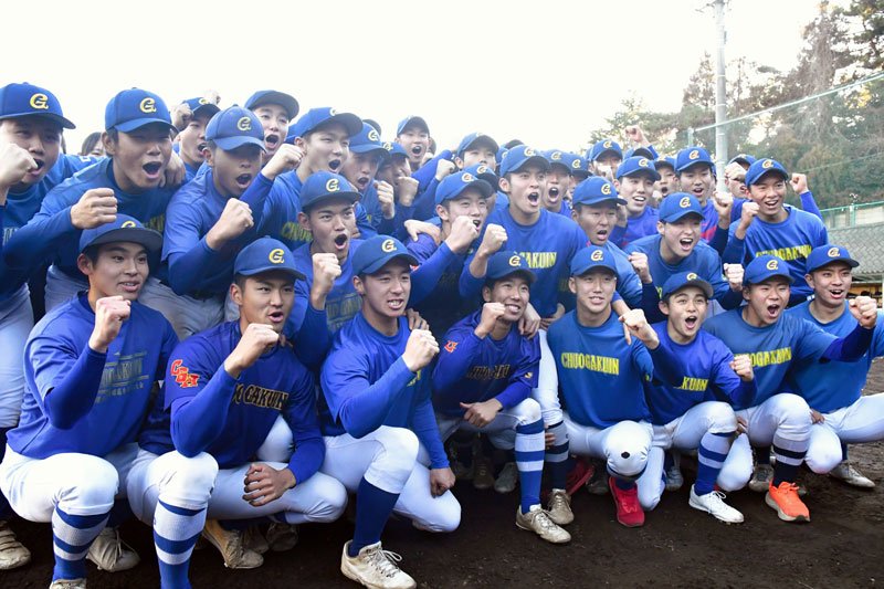 選抜出場が決まり、記念写真に納まる中央学院ナイン＝１月２６日、我孫子市
