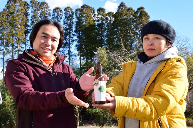 ビールの試作品を紹介する井上さん（左）と安島さん＝長柄町
