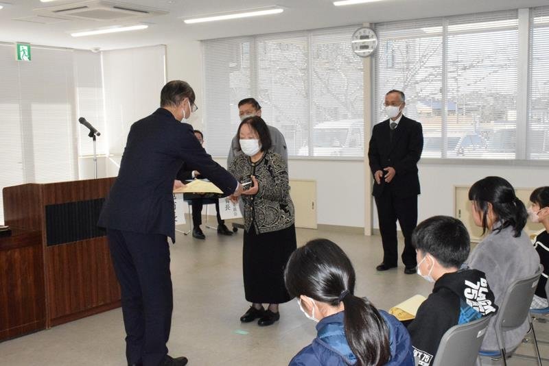 米本弥一郎市長（左）から賞状を受け取る受賞者＝旭市
