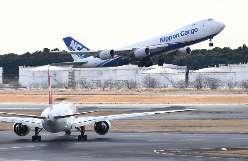 成田空港から飛び立つ貨物専用機＝１月、成田市
