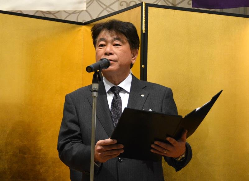 あいさつをする土倉会長＝千葉市中央区
