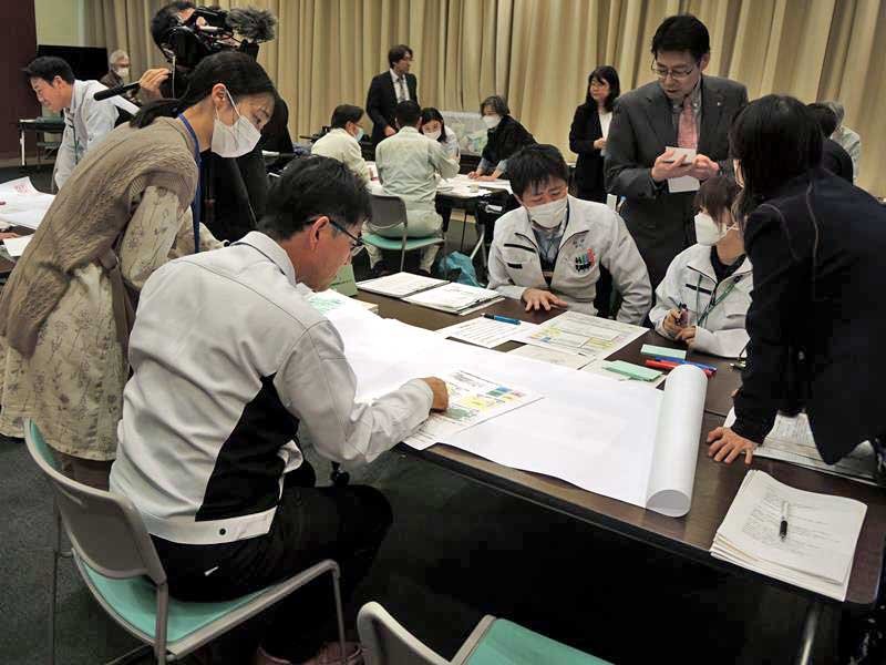 災害時、ペット同行避難に関する課題に対処するため行われた図上訓練＝２日、柏市