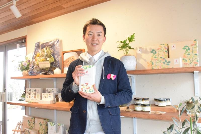 落花生加工品ブランド「Ｂｏｃｃｈｉ」の商品やカフェメニューを扱うショップを開設した「セガワ」の加瀬代表＝４日、旭市
