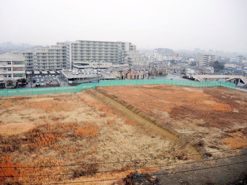 データセンター整備構想の撤回を業者が届け出た流山市役所前の空き地＝５日、同市