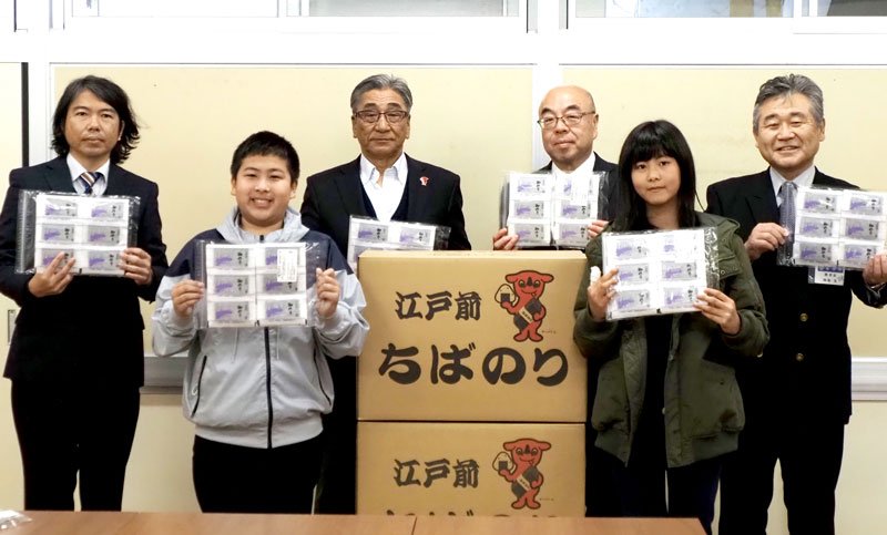 贈られた味付けノリを手にする飯野小児童ら＝富津市