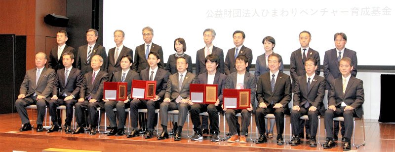 ひまわりベンチャー育成基金の交付先に選ばれた企業の代表者ら＝７日、千葉市中央区