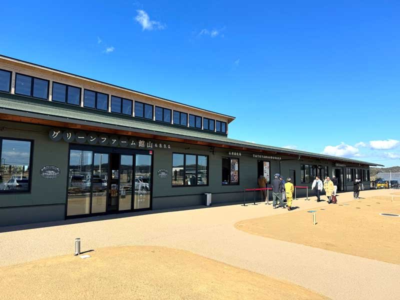 １６日に開業する道の駅グリーンファーム館山の外観。田園風景と調和するような落ち着いた色合いが特徴＝館山市
