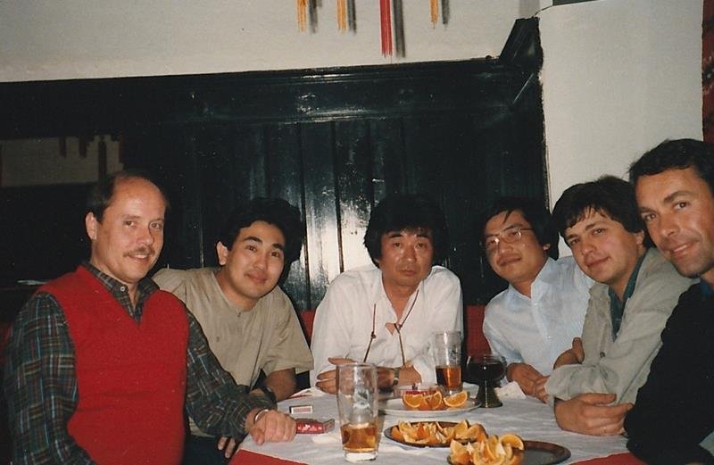 公演後にベルリン・フィルのメンバーと歓談する小澤さん（中央）と山下さん（中央左）＝１９８６年、ザルツブルグの飲食店（山下さん提供）
