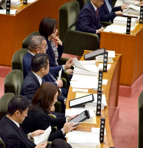 本会議中にタブレットを利用する議員ら＝１４日、県議会本会議場
