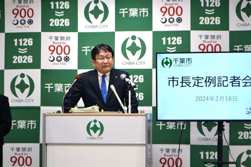 ２０２４年度の当初予算案について会見で説明する神谷俊一市長＝１６日、千葉市役所