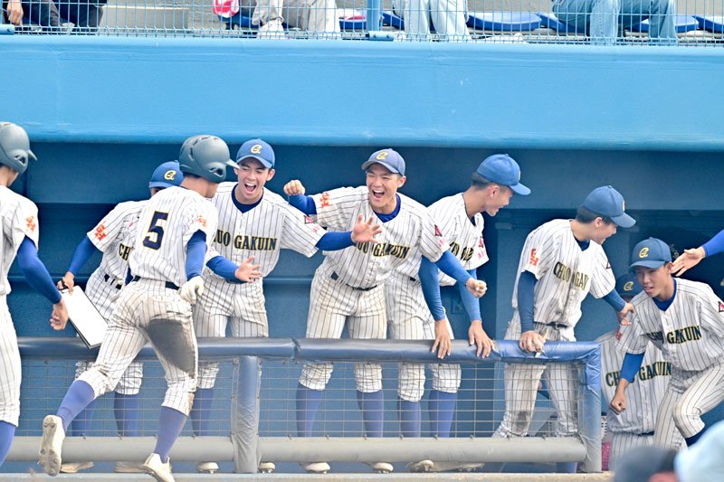 専大松戸との決勝で生還した中村（５）を迎える中央学院の選手たち＝昨年１０月、県総合ＳＣ野球場