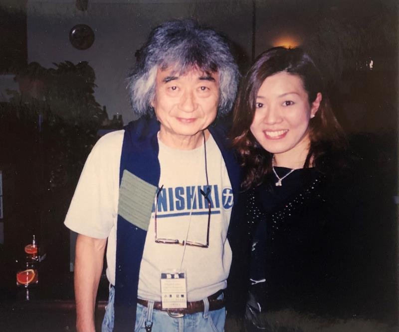 公演後のレセプションで記念写真に納まる小澤征爾さん（左）と相馬奈苗さん＝２００１年４月（相馬さん提供）
