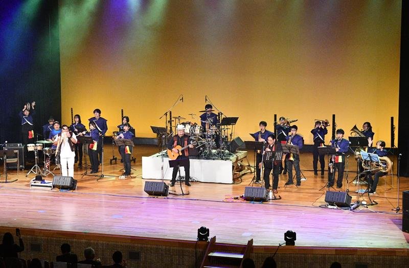 ボリビア出身のミュージシャンらと一緒に演奏を披露する多古高の吹奏楽部員＝多古町
