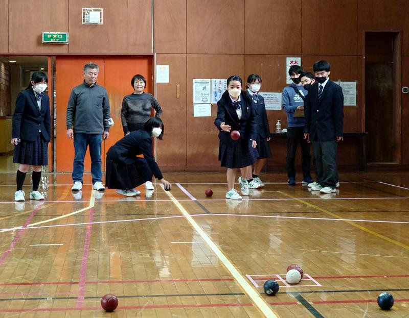 ジャックボールに向かってボールを投げ、ボッチャを楽しむ市原特別支援学校つるまい風の丘分校の生徒＝市原市の南総公民館
