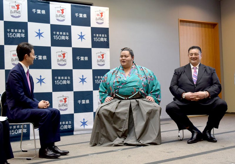 熊谷知事（左）に大関昇進を報告する琴ノ若関（中央）。右は佐渡ケ嶽親方＝２０日、県庁