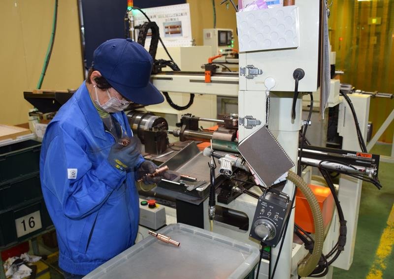 冷凍機器に使われる部品を製造する昭和製作所の工場＝白子町
