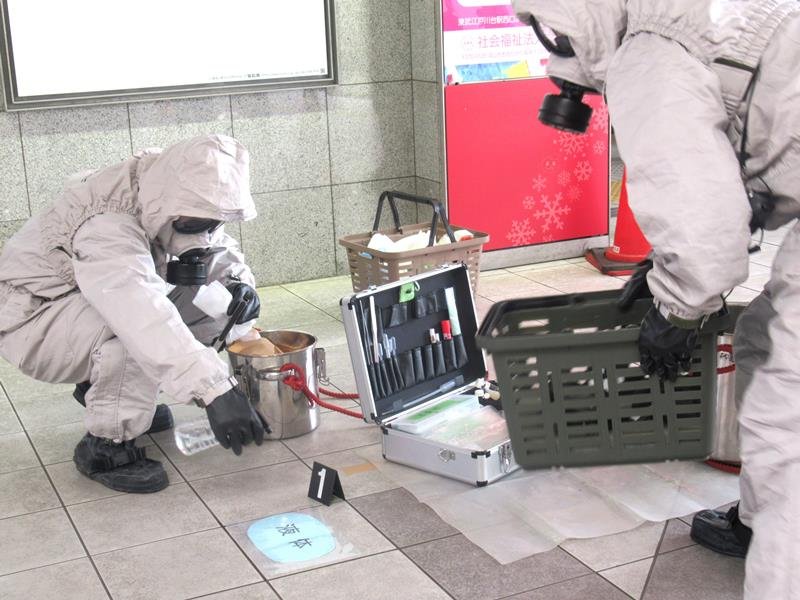 新鎌ケ谷駅で不審物の除去訓練をする県警ＮＢＣ対応部隊＝鎌ケ谷市