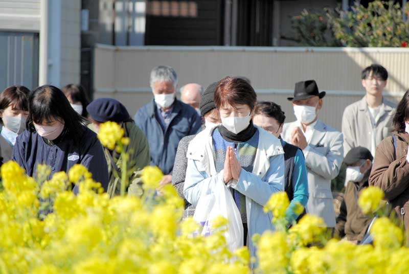旭市内で開かれた追悼行事で、地震発生時刻に合わせて黙とうする参加者＝１１日午後２時４６分、同市萩園