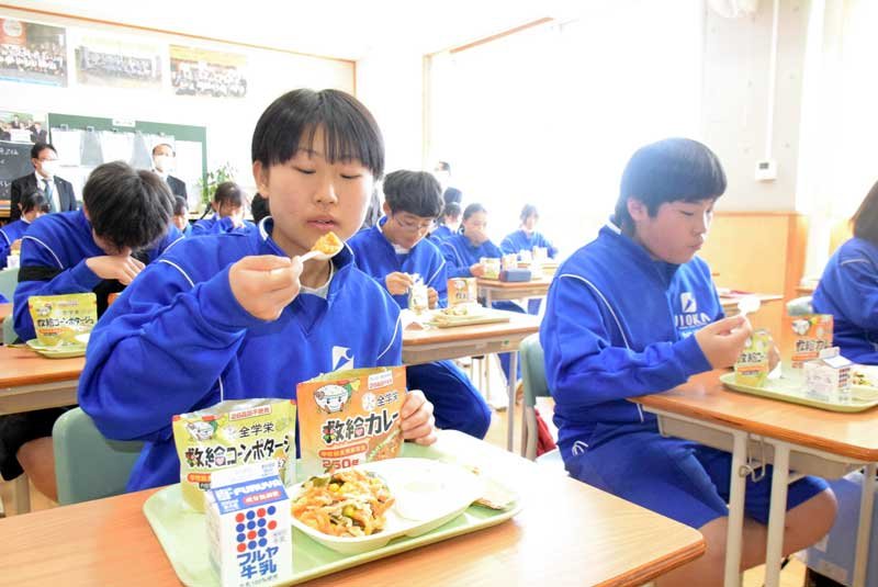 防災給食を食べる生徒たち＝１１日、旭市