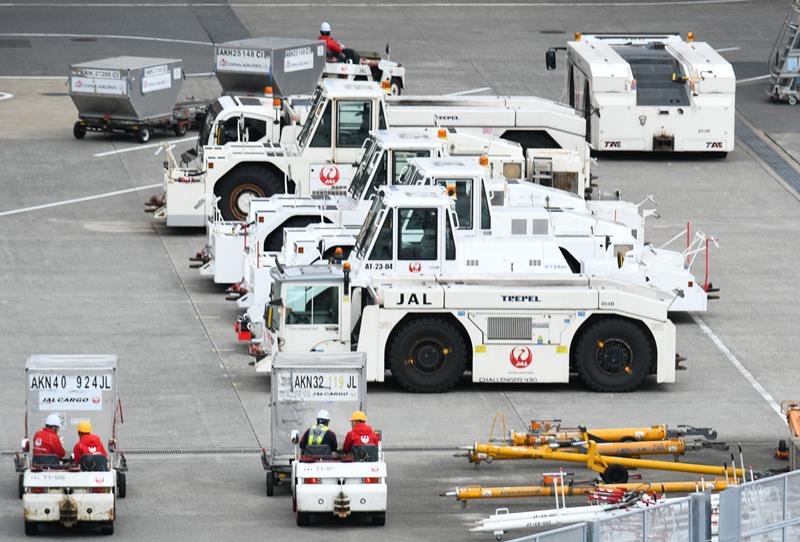 航空機や貨物コンテナのけん引車が稼働する成田空港＝２９日、成田市
