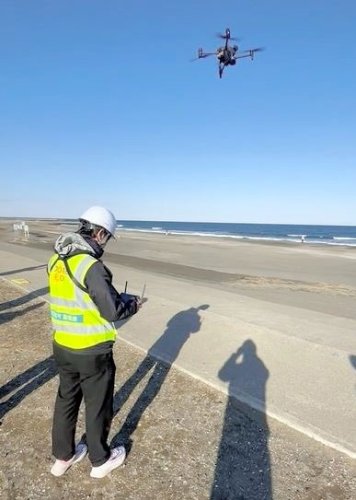 ドローンの音声がサーファーに聞こえるか確認した実証実験。実証実験ではドローンを手動で操縦した＝１月、一宮町の釣ケ崎海岸（同町提供）
