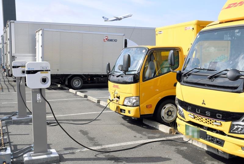 成田空港の貨物地区に初めて設置されたＥＶ用充電器から電力供給を受けるＤＨＬのＥＶトラック＝成田市（画像を一部加工しています）
