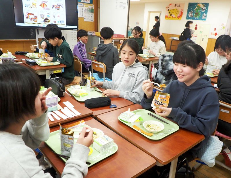 給食に出された「救給カレー」を食べる児童＝１１日、木更津市