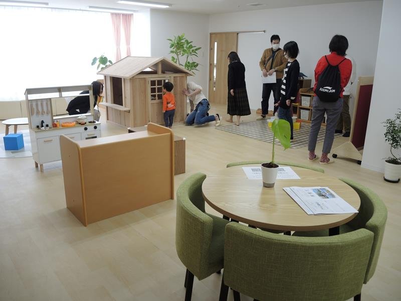 柏駅前送迎保育ステーション内に設置された保育室。オープンを前に多くの見学者が訪れた＝１７日、柏市
