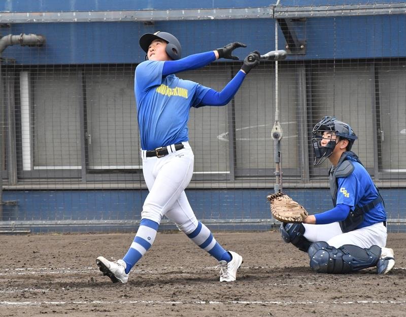 実戦形式の打撃練習をする中央学院の浅倉＝大阪市内