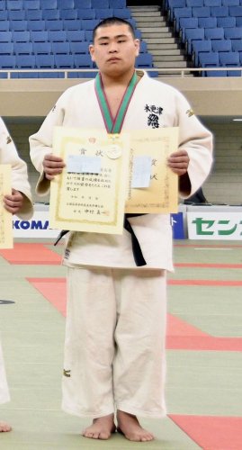 男子で優勝した無差別級の三木清夢＝日本武道館（共同）
