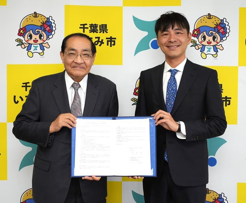 包括連携協定を締結したいすみ市の太田市長（左）と石井食品の石井社長＝同市役所
