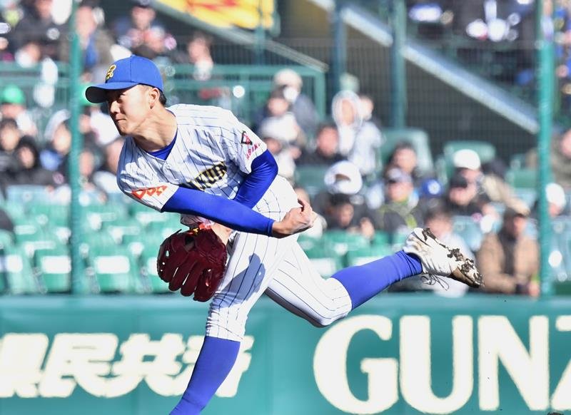 耐久戦で先発し、５回無失点と好投した中央学院の臼井＝２０日、甲子園
