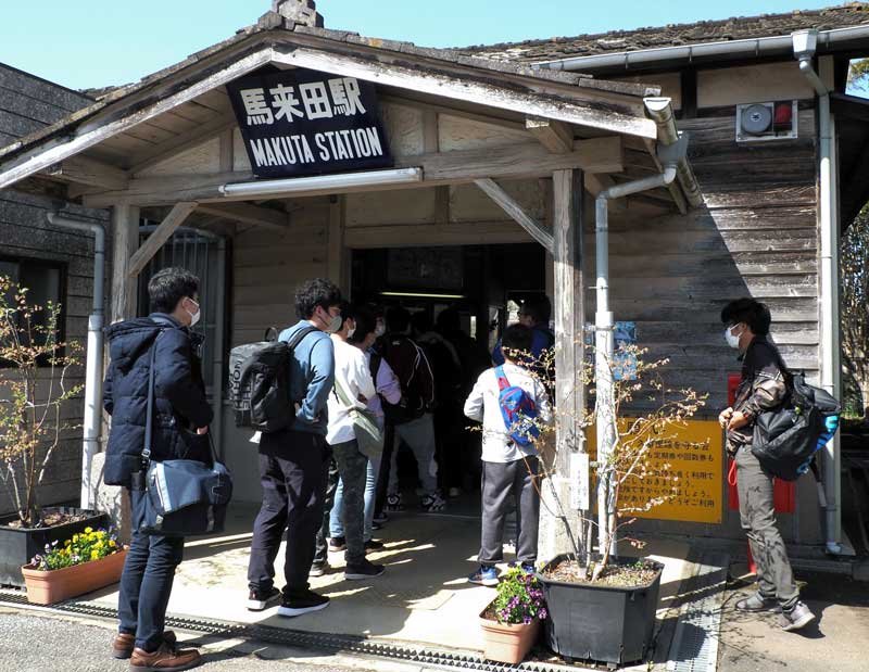 住民で担った無人駅窓口業務が終了　ＪＲ久留里線・馬来田駅　２８年ボランティア、高齢化もあって区切り　最終日、鉄道ファンら切符求める列