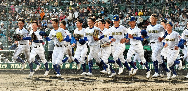 甲子園初勝利を飾り、応援席へ駆け出す中央学院の選手たち＝２０日、兵庫県西宮市の甲子園球場
