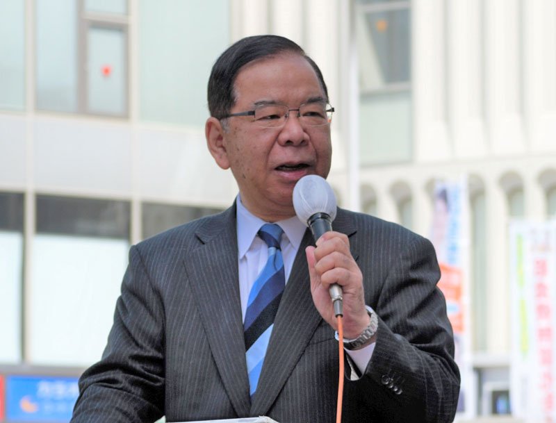 街頭演説をする日本共産党の志位和夫委員長（当時）＝２０２３年４月、ＪＲ本八幡駅
