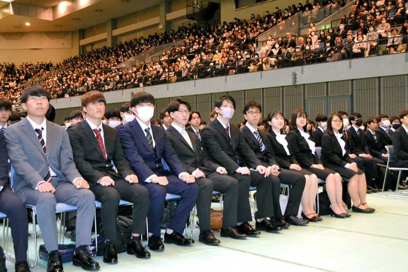 横手新学長の告辞に耳を傾ける新入生＝５日、千葉市中央区の千葉ポートアリーナ
