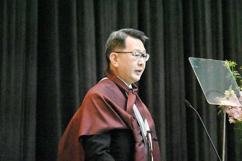 入学式で新入生への告辞を述べる横手学長＝５日