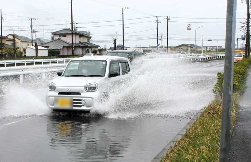 冠水した道路を走行する車＝９日午前、千葉市中央区（画像は一部加工してあります）