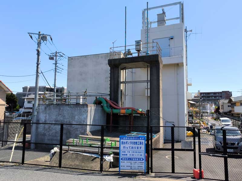 白骨遺体の一部が見つかった押切ポンプ場＝１０日午前１１時３５分ごろ、市川市押切
