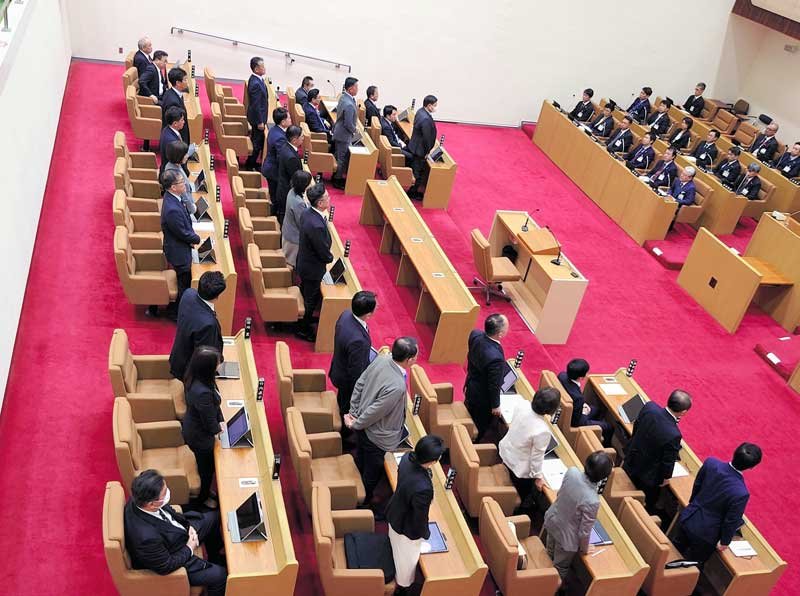 永野喜光前議長に対する議員辞職勧告決議案が賛成多数で可決された市原市議会＝１５日午後、同市