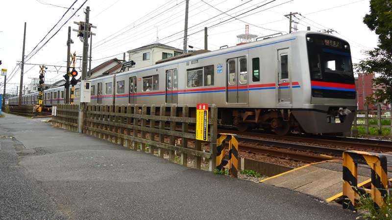 京成電鉄の鬼越ー京成中山間の第４種踏切（手前）＝２０２０年９月、市川市高石神